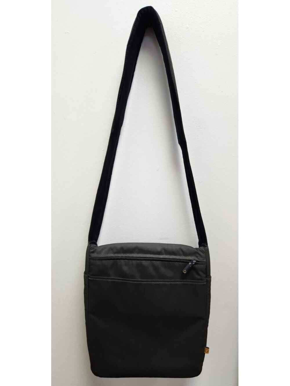 Vintage Incase Black Nylon Vertical Sling Bag Y2K Messenger Crossbody 11" x 12"